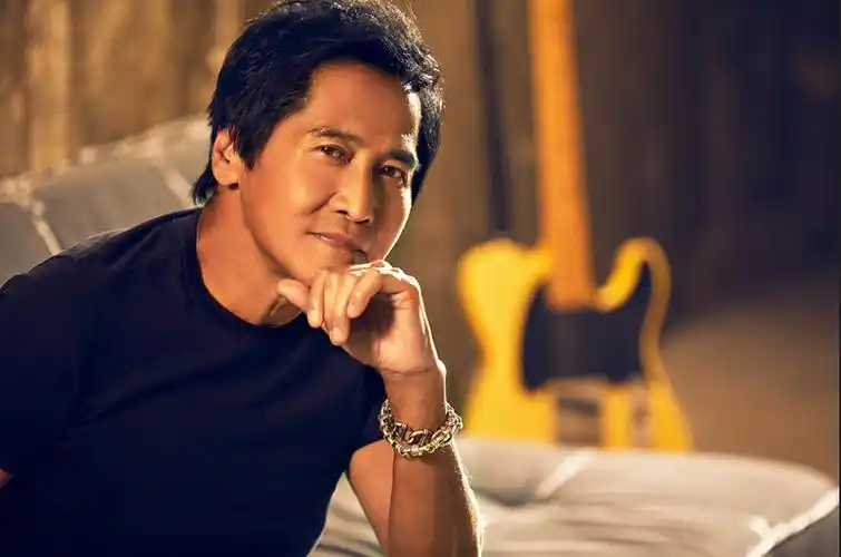 近日,小哥齐秦春日写真大片曝光.