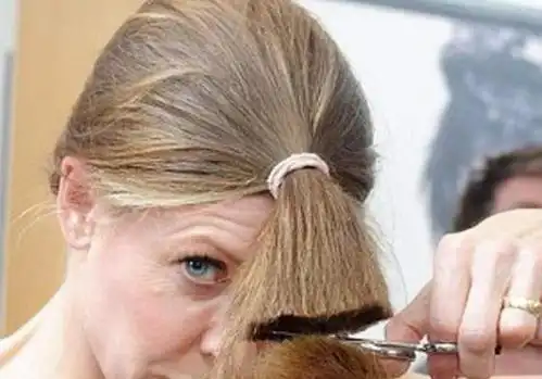 4,剪断以后的发束,用剪发剪精细的修剪头发,把头发的线条修剪的美观