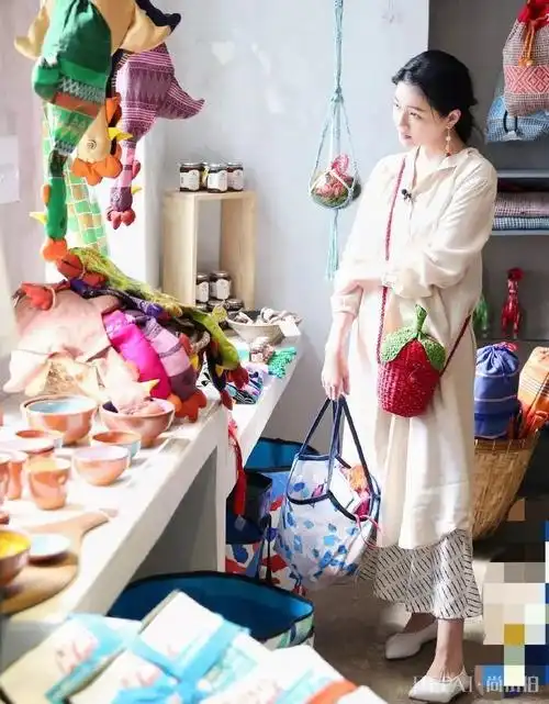 大s长裙配草莓包甜美又减龄,少女感惊人 – 尚街拍