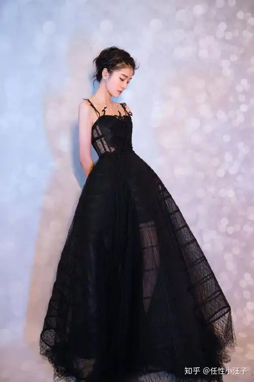 张雪迎一袭抹胸连衣裙清澈明亮尽显少女的秀气范