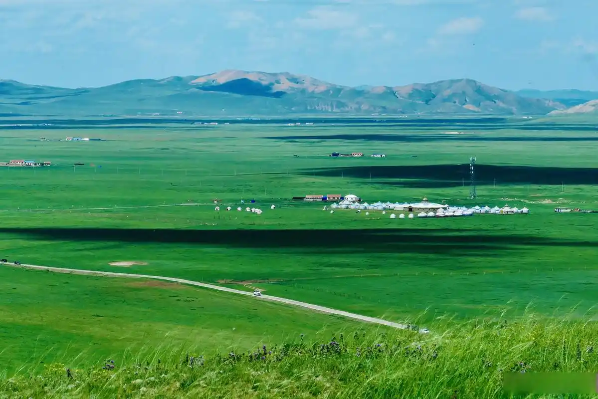 嘎查环线,在西乌珠穆沁旗浩勒图高勒镇东南部,典型的山地草甸类型草原