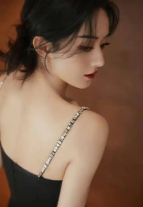 黑色镶钻吊带,束腰紧身裤,女明星太卷了,赵丽颖迪丽热巴谁更美_小斐