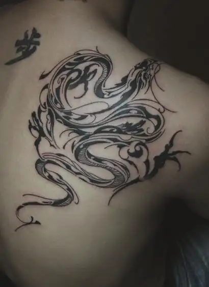 背部图腾龙纹身图案