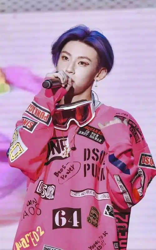 原创谁说男生不穿粉色王俊凯粉毛衣好少年小鬼印花粉t个性十足