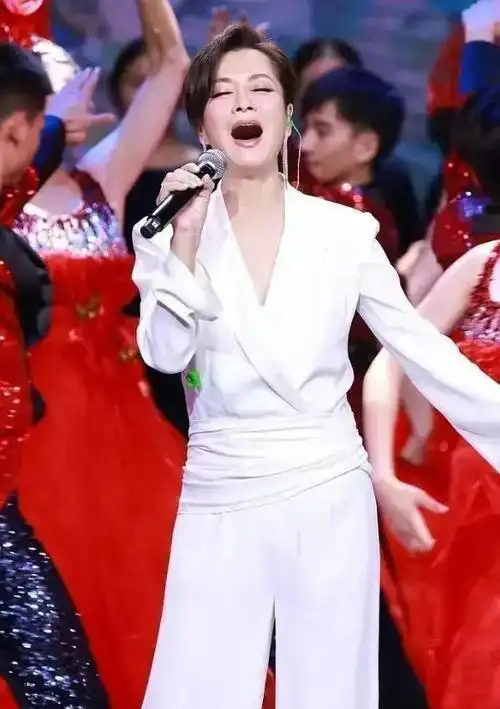 中年的毛阿敏气质还这么好穿白色连体装潇洒大气身材比例不错