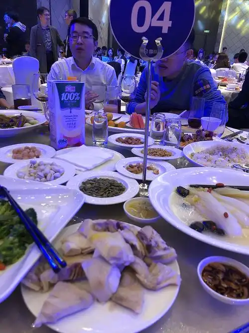 这桌全是年轻人五粮液也白搭没一个喝白酒的都不喝浪费了我喝点吧