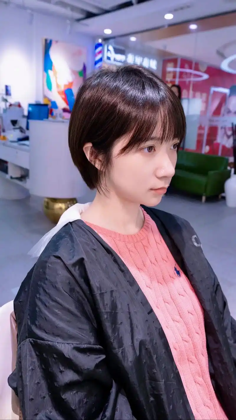 方脸可以尝试齐脖短发,齐脖短发对修饰方脸的轮廓 - 抖音