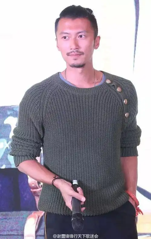 谢霆锋扎了个丸子头出席活动 被曝新欢旧爱都喜欢