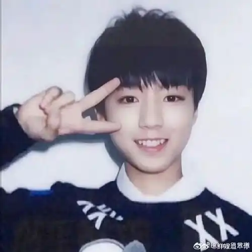 现在比耶vs小时候比耶#王俊凯比耶跟小时候一模一样,笑容灿烂如阳光