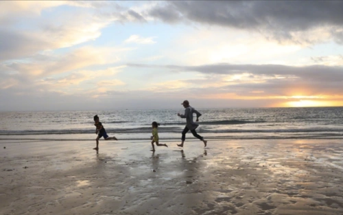 孙俪晒一家四口海边照配文在同一片海等等小花妹妹又长高了