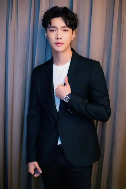 一头黑色露额中分短发搭配黑色西装套装亮相整体造型干练内敛又不失