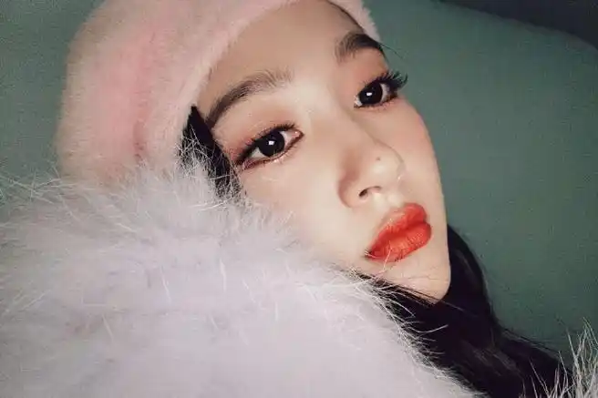 关晓彤跨年蜜桃妆##关晓彤穿了光腿神器