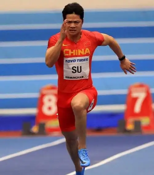 苏炳添罕见游戏代言拍大片再现蹲踞式起跑黑色条纹西装太帅气