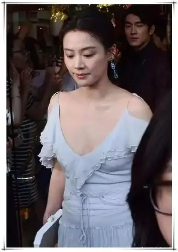 马思纯吊带加深v把肌肤展露出来网友勒出4个月孕肚