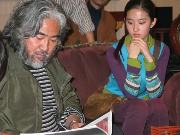 组图:张纪中,刘亦菲现身华山助兴"华山论剑"