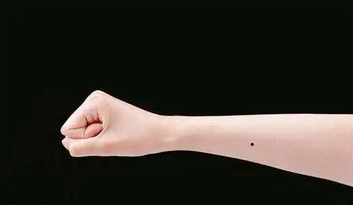 下臂手腕外侧有痣:这样的人个性认真也很信守承诺.