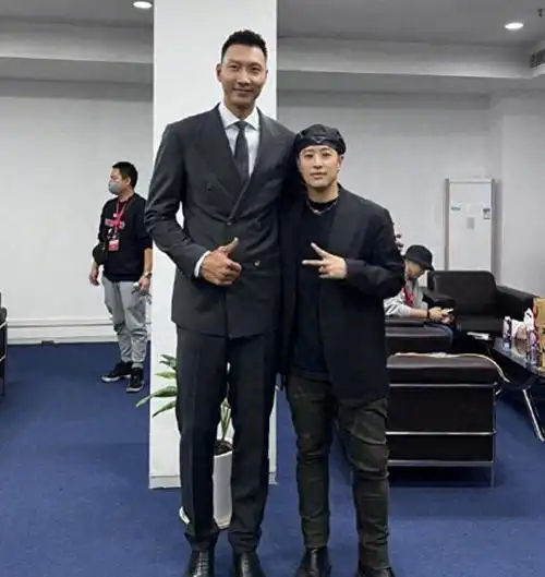 潘玮柏宣云婚后首合作,女方穿万元外套秀身材,和老公耳语显甜蜜