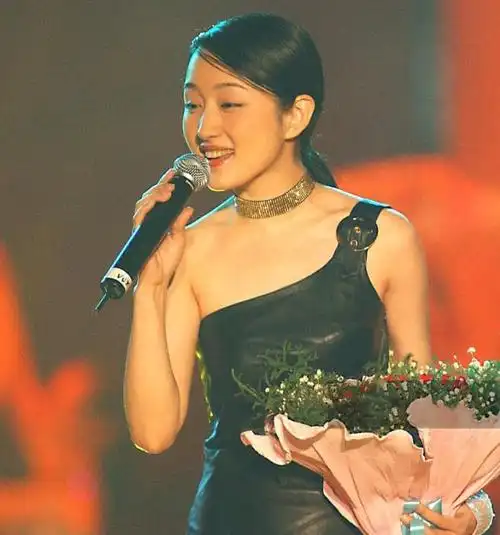 回顾歌手杨钰莹:事业巅峰为爱隐退,被前夫坑惨,如今依旧单身