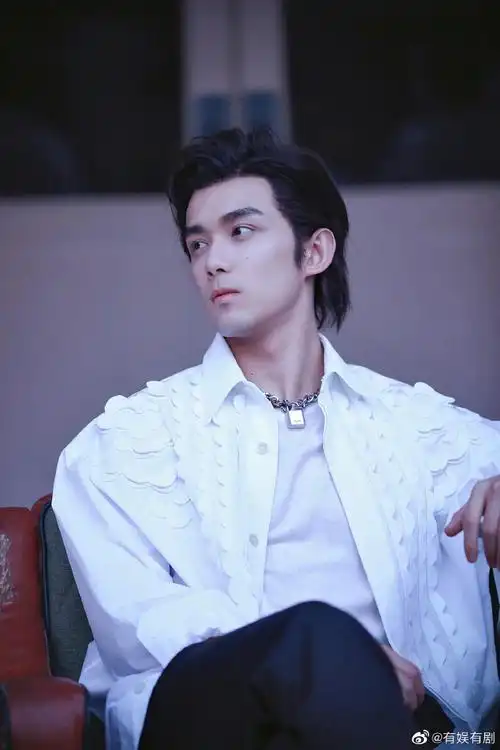 吴磊半长发白衬衫