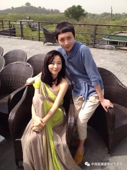 名模,主持人密切合作并是亲密好友,如:莫文蔚,姚晨,杨恭如,陈司翰