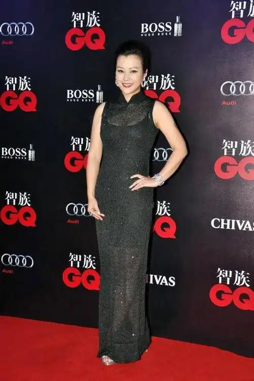 郝蕾实力捍卫丰腴美!108斤体重穿透纱改良旗袍裙尽显古韵东方美