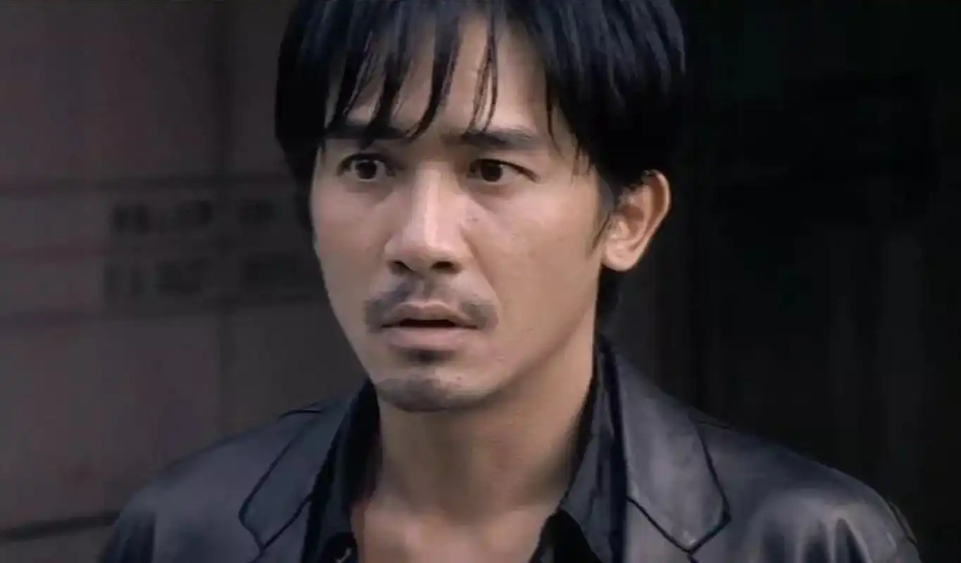 梁朝伟最迷人最有特点的地方就是他的眼神了,梁朝伟是一位极具魅力的