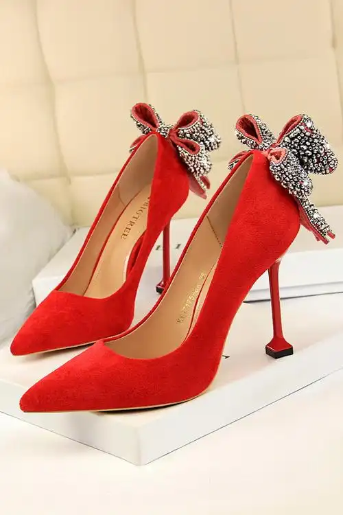 红色高跟鞋细跟搭配