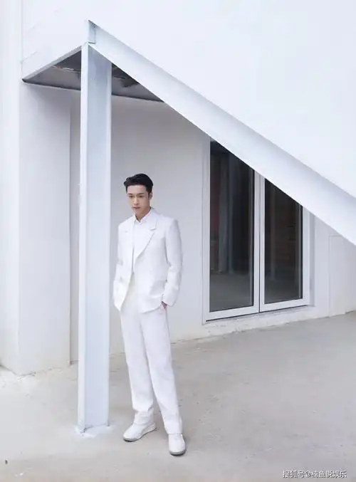 张艺兴告别小绵羊穿纯白西装变白马王子与周迅同框似豪门姐弟