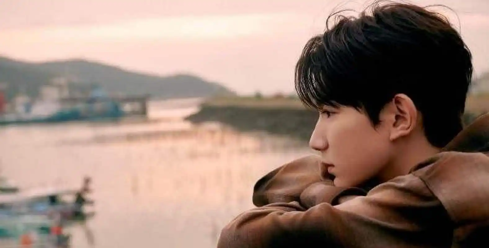 王源晒码头落日随拍,码头随拍太有感觉了吧,落日下好有氛围感啊,棕色