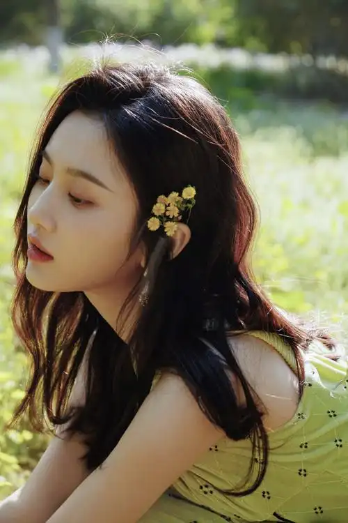 张慧雯悠然入伏写真