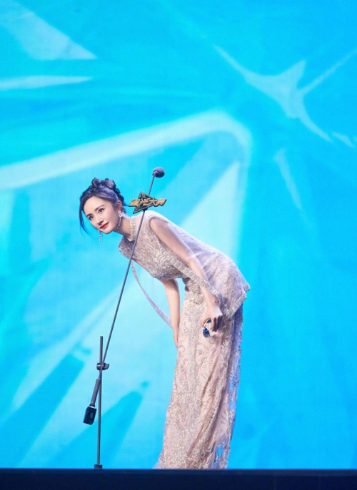 杨幂穿碎钻裙亮相星光大赏看清她脚上穿的啥幸亏这次有人扶