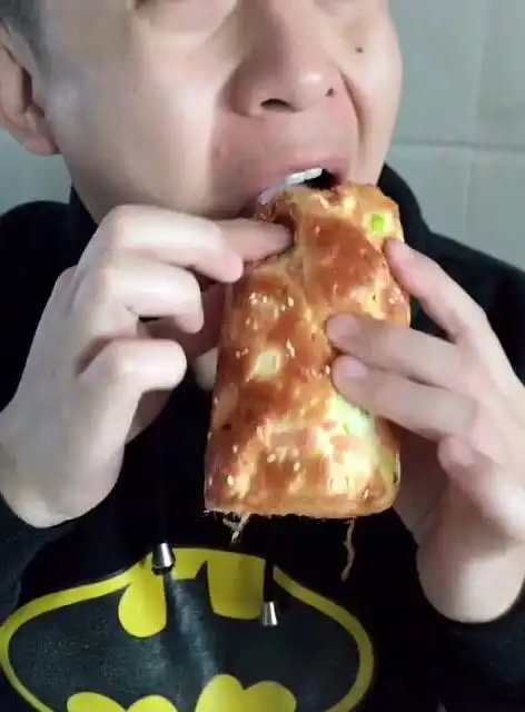 老哥大口吃面包,这一口下去简直了,好有食欲啊