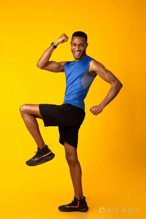 年轻的黑人运动员高举着膝盖走路