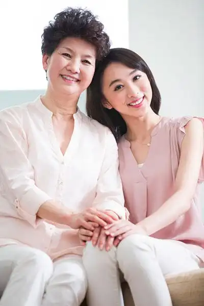 亲密的妈妈和女儿
