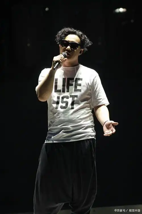 陈奕迅(eason chan),是华语乐坛备受尊敬和喜爱的一位歌手和演员.