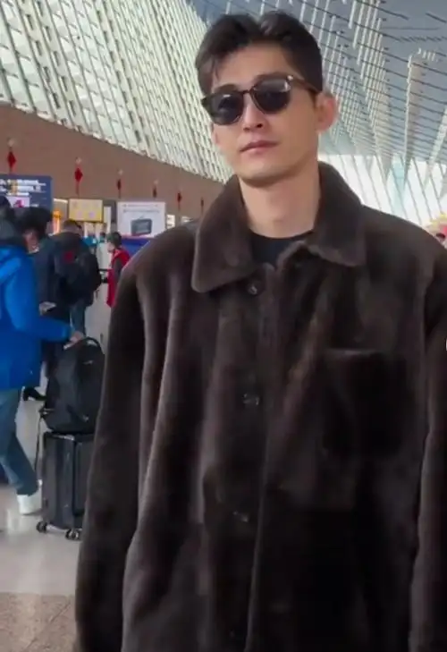 有网友在机场偶遇张翰回齐齐哈尔过年,他一身咖啡色的绒面外套,带着