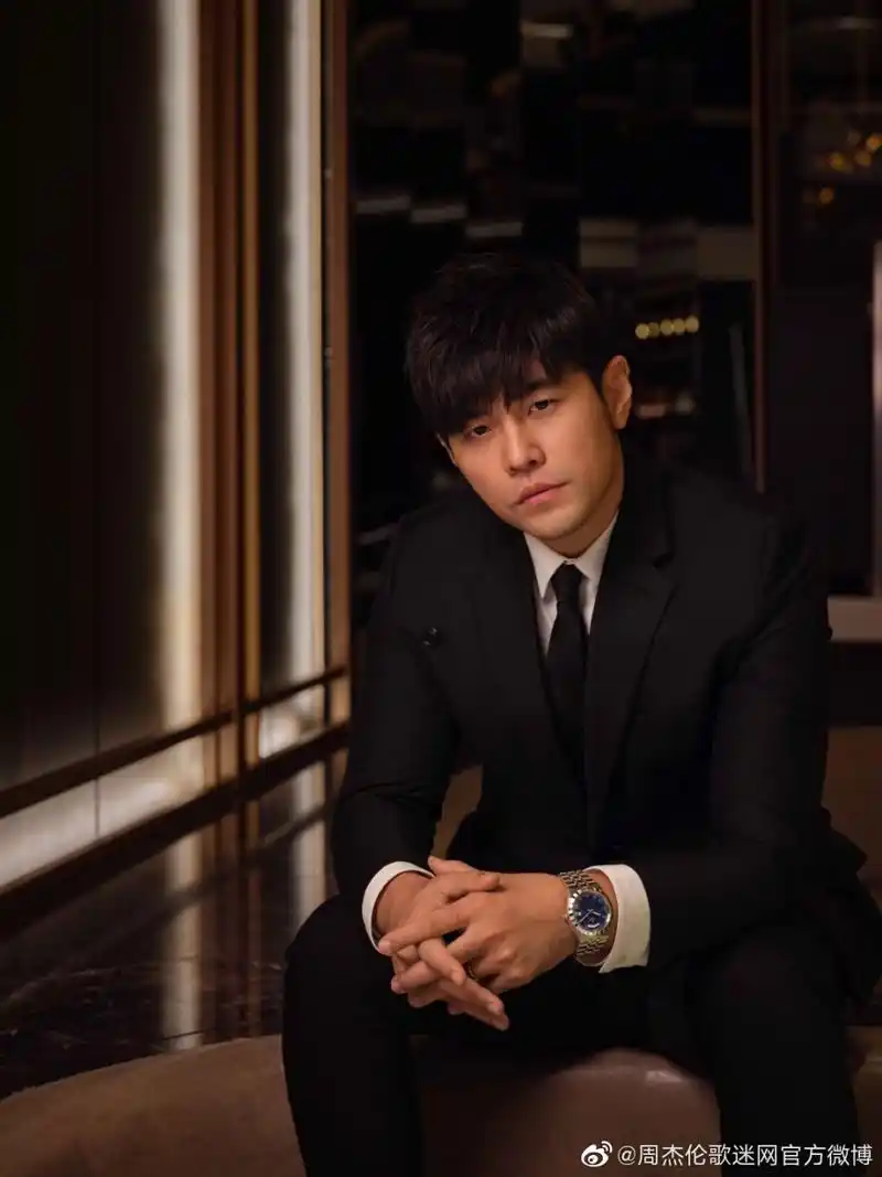 周杰伦的帅是越品越有感觉的那种,你仔细看会发现他的五官都恰到好处