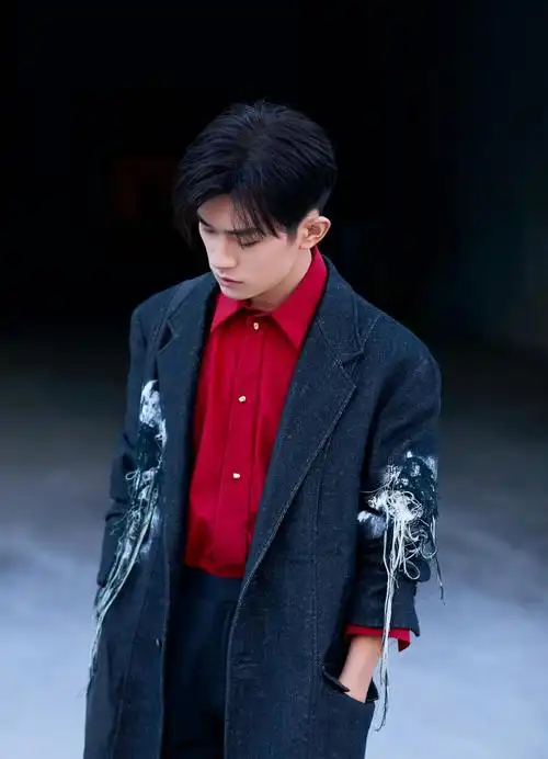 易烊千玺越长越帅了,穿西装气场干练利落,气质太可靠了