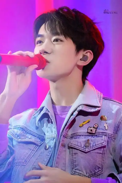 易烊千玺今晚rap飒出天际,冲上热搜获赞超十万!