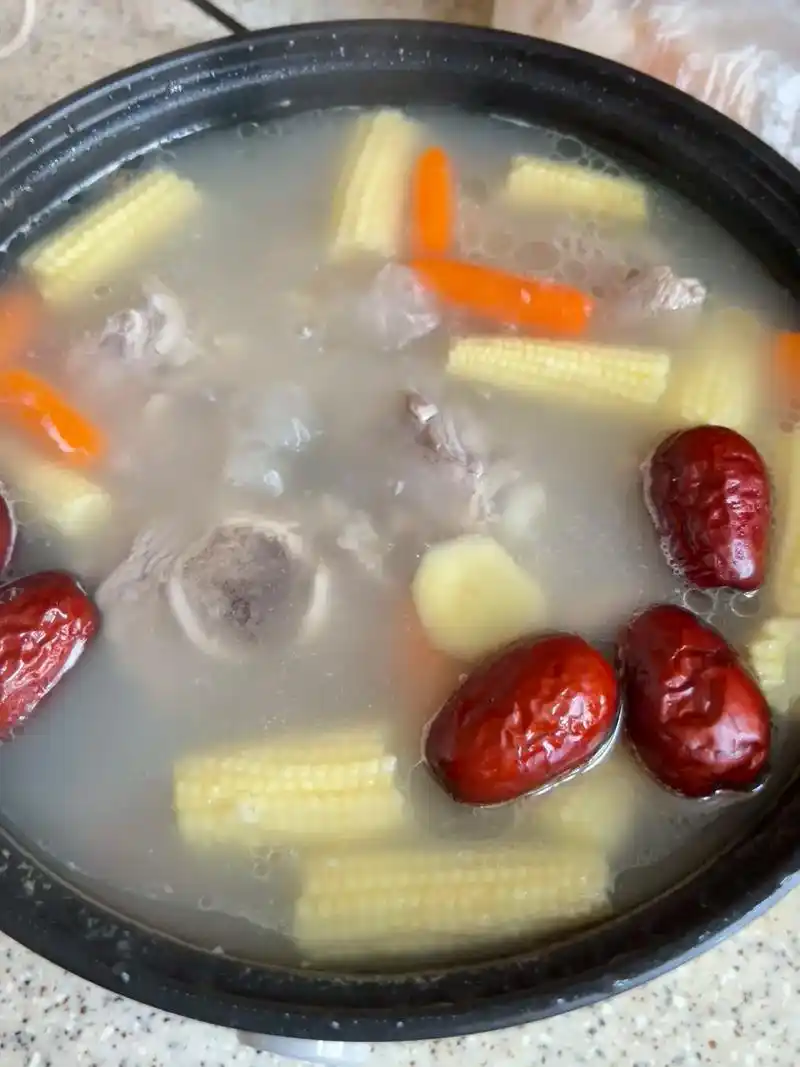 今天老头90休息,熬点骨头汤青菜粉丝汤老板最爱吃简单的汤,祝 - 抖