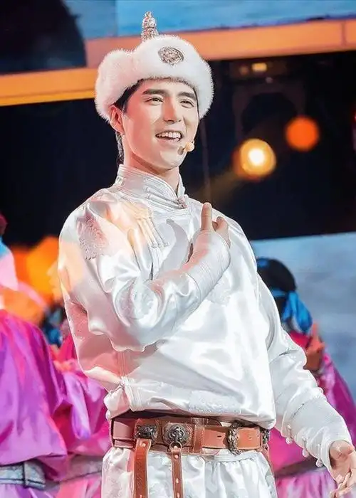 23日出生于内蒙古自治区鄂尔多斯市鄂托克旗,中国内地音乐剧演员,歌手