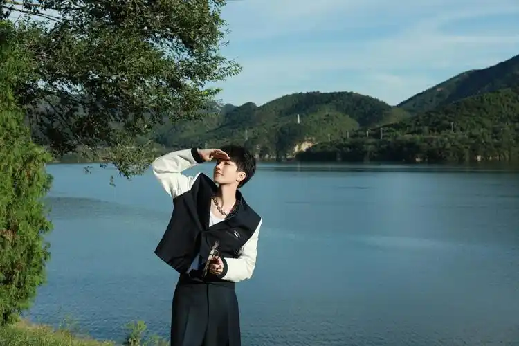 1/52021年11月8日,王俊凯一组湖边大片释出.