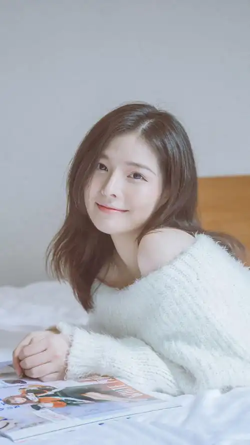 性感美女香肩长腿诱人写真图片手机壁纸