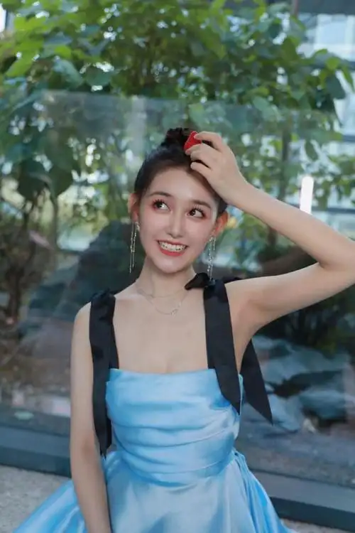 现在的00后不得了20的蒋依依穿低胸扮在逃公主身材让人羡慕