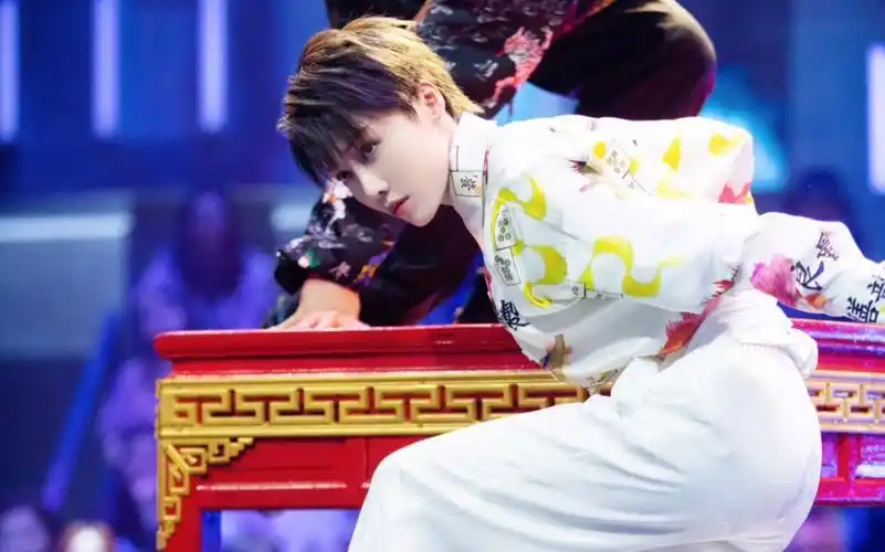 你没见过的国风街舞蒙面舞王刘雨昕国风街舞三岔口