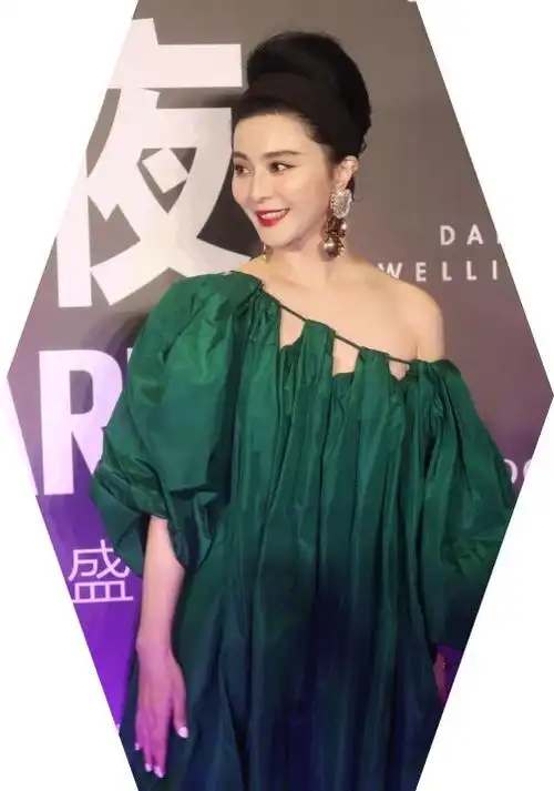 范冰冰为了复出也是拼了,普通裙子硬是"露肩"穿,大耳环最抢镜
