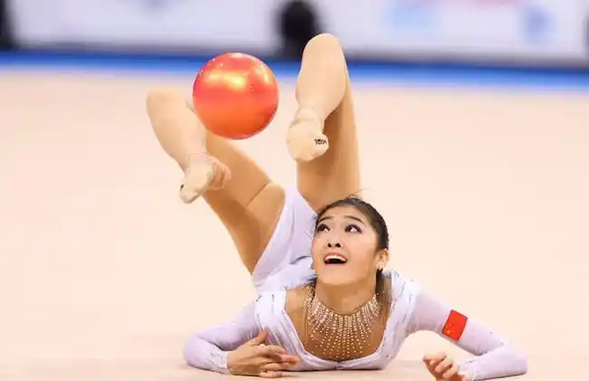 张豆豆的身体柔韧度可谓是极佳,再难的动作也会做到极致.