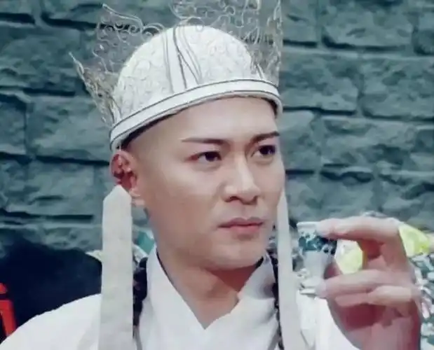 江华真的帅,有款又有型,皇帝专业户,招牌动