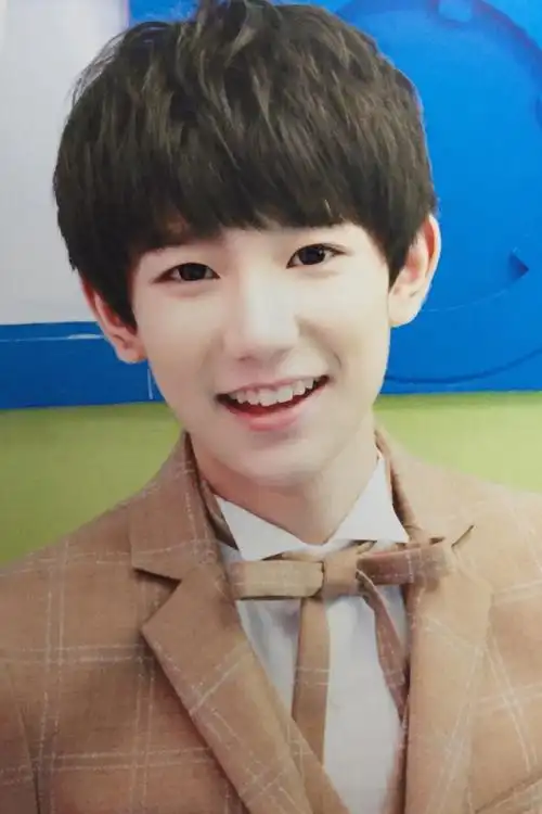 起初我对王源的印象是13,4岁时留着厚重的锅盖头,堪堪遮住眉毛