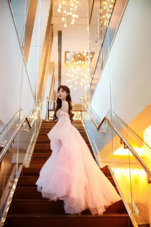 孔雪儿花朵抹胸纱裙好公主##孔雪儿花朵抹胸纱裙